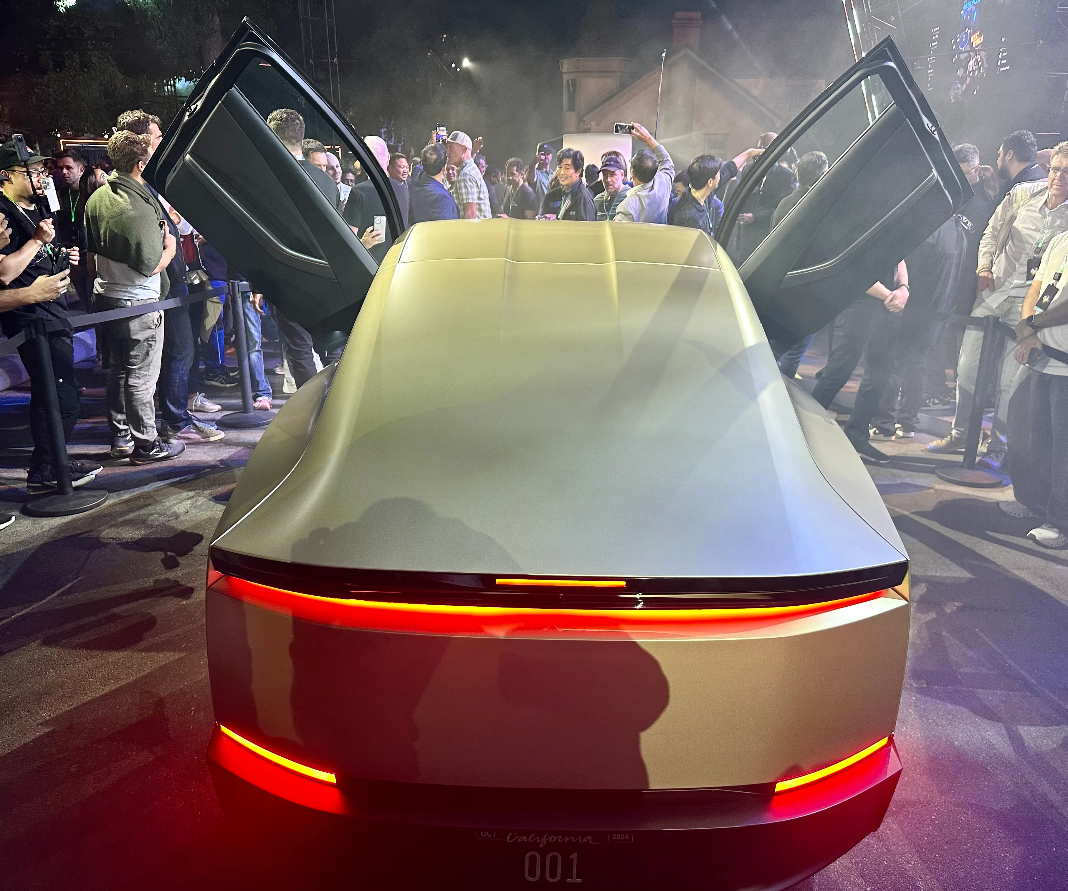 2024년 10월 '위, 로봇' 행사에서 나비형 도어를 열고 공개된 테슬라 사이버캡 후면