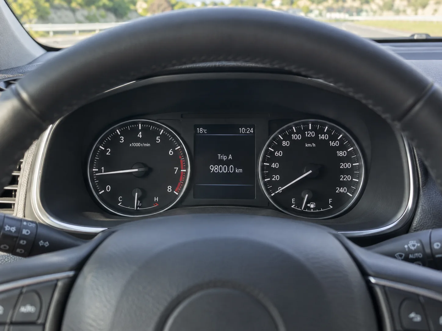 운전석에서 바라본 계기판 트립 미터에 9800.0km 주행거리가 표시된 모습