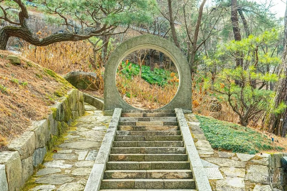 둥근 월문과 그 너머로 이어진 돌계단이 보이는 자장암 일대
