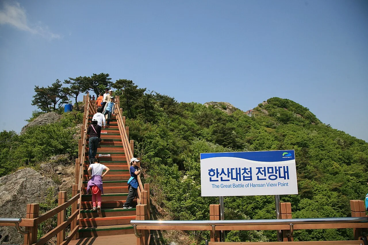 한산대첩 전망대로 이어지는 나무 계단을 오르는 방문객들