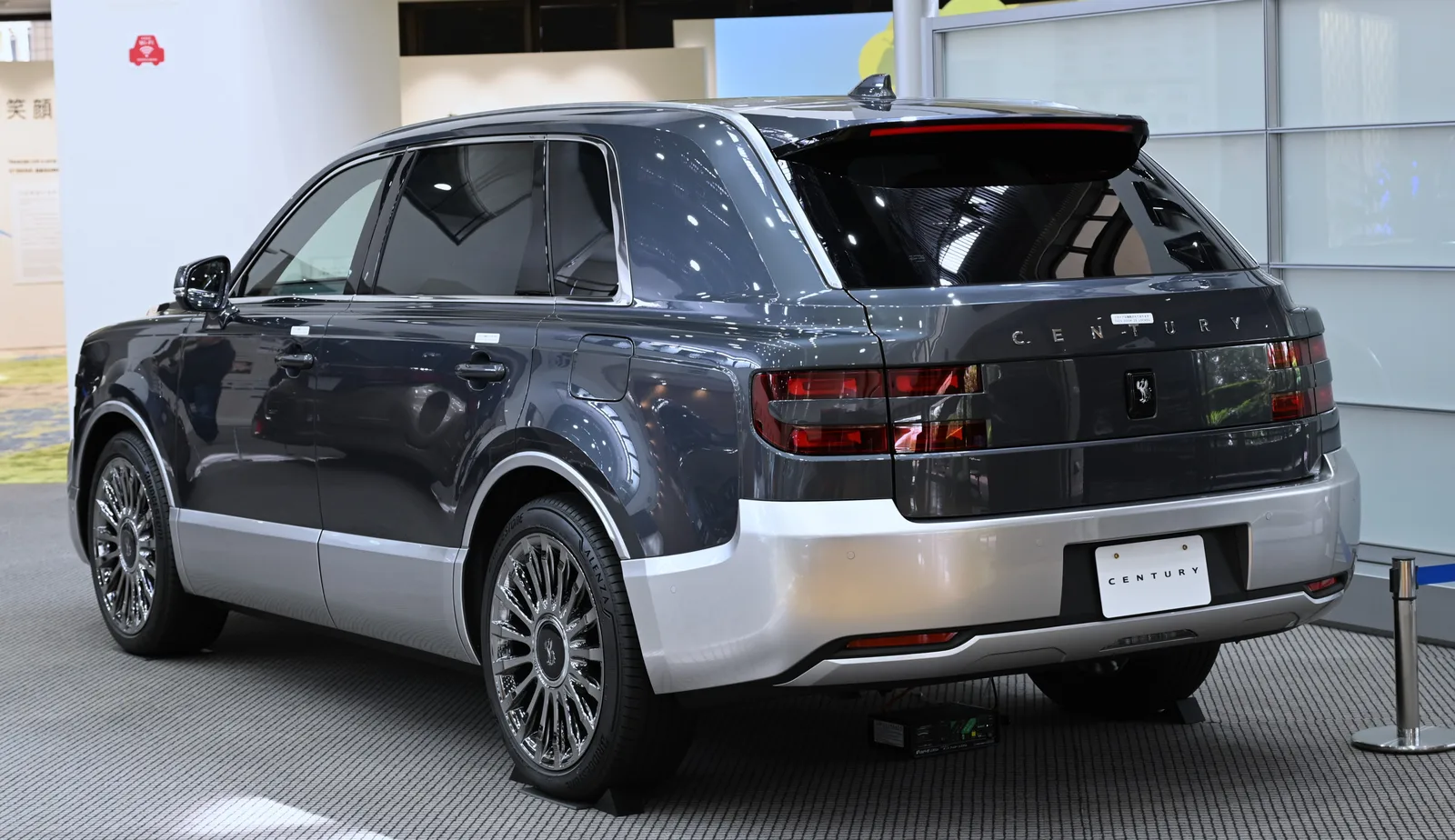 토요타 센추리 SUV 후측면, 짙은 남색 차체