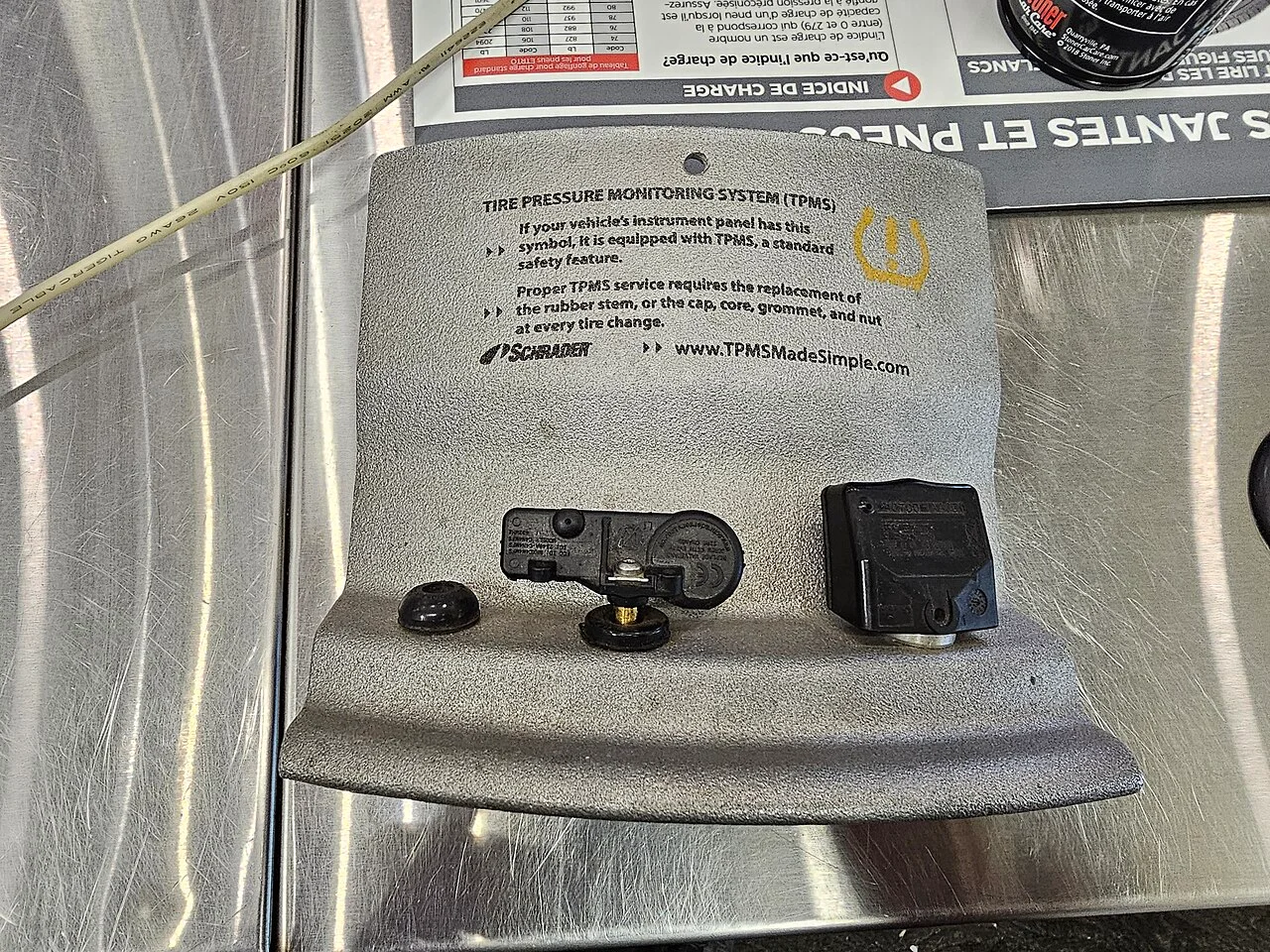 TPMS 경고 아이콘과 타이어 휠에 장착되는 공기압 센서 부품