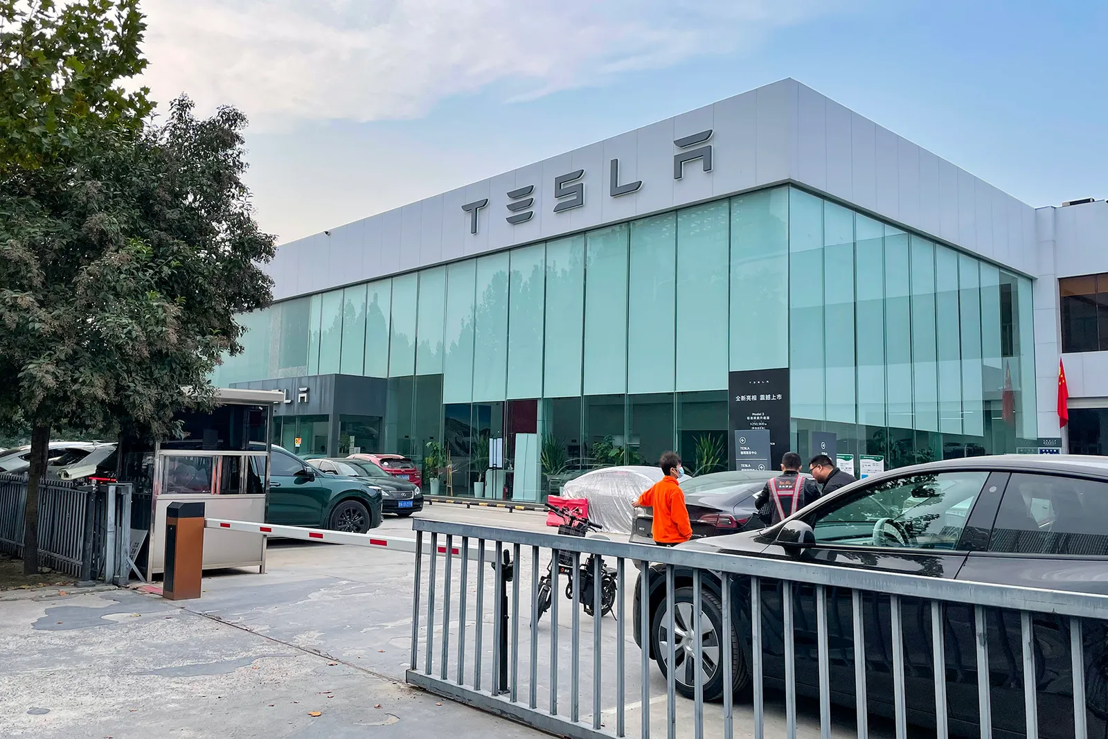 유리 외벽에 TESLA 로고가 달린 중국 정저우 테슬라 전시장 겸 인도 센터의 외관
