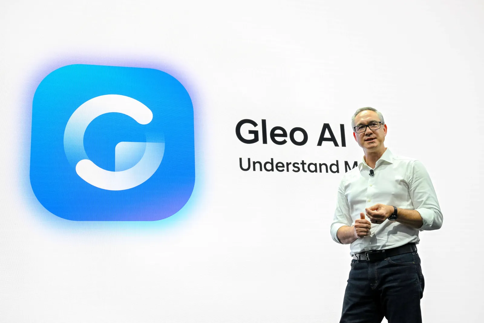 월드 프리미어 행사 무대 화면에 Gleo AI 로고가 떠 있고 발표자가 서 있다