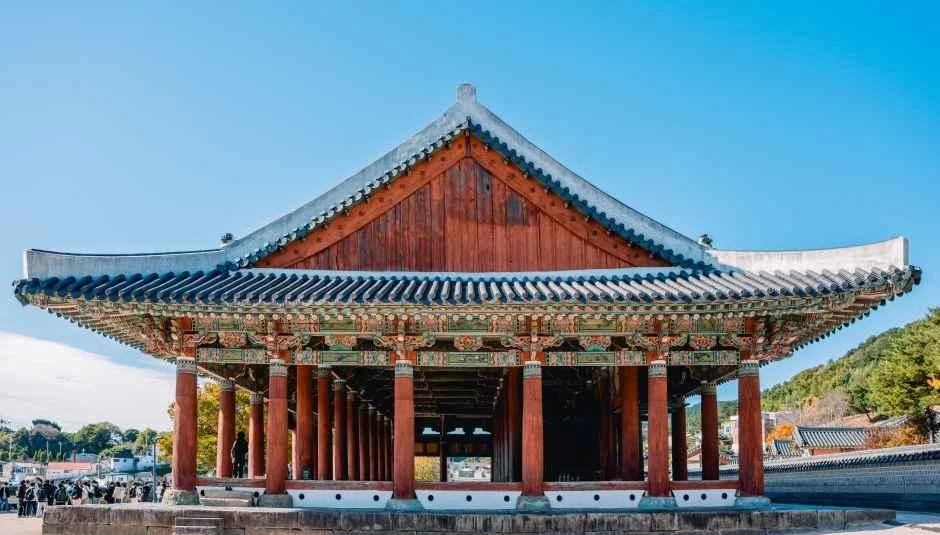 붉은 기둥의 통제영 전각과 주변 바다
