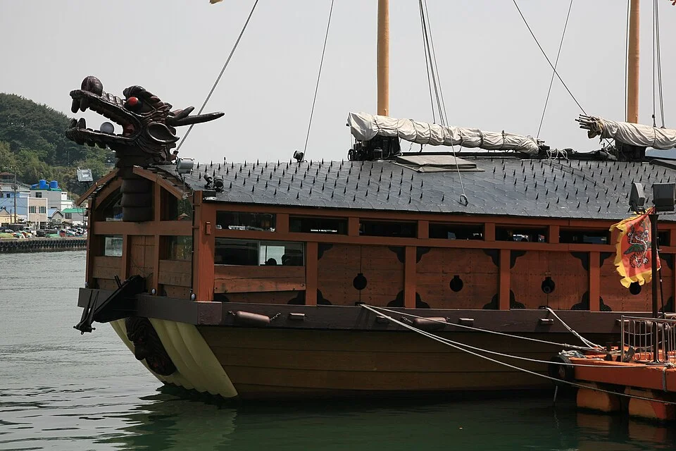 통영 항구에 정박한 거북선 모형