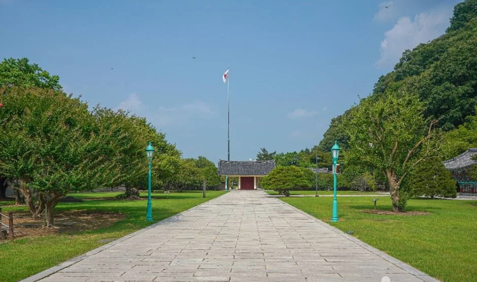 푸른 잔디밭 사이로 이어진 돌길과 먼 곳의 문