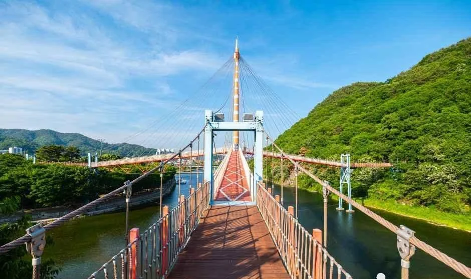 붉은 바닥의 보행교와 하얀 난간