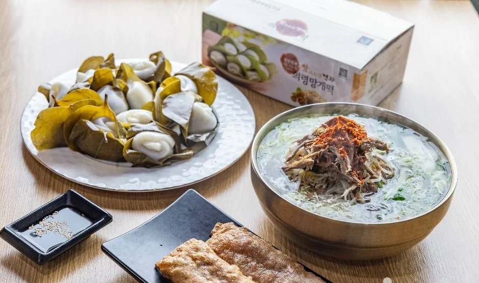 접시와 그릇에 담긴 음식과 반찬