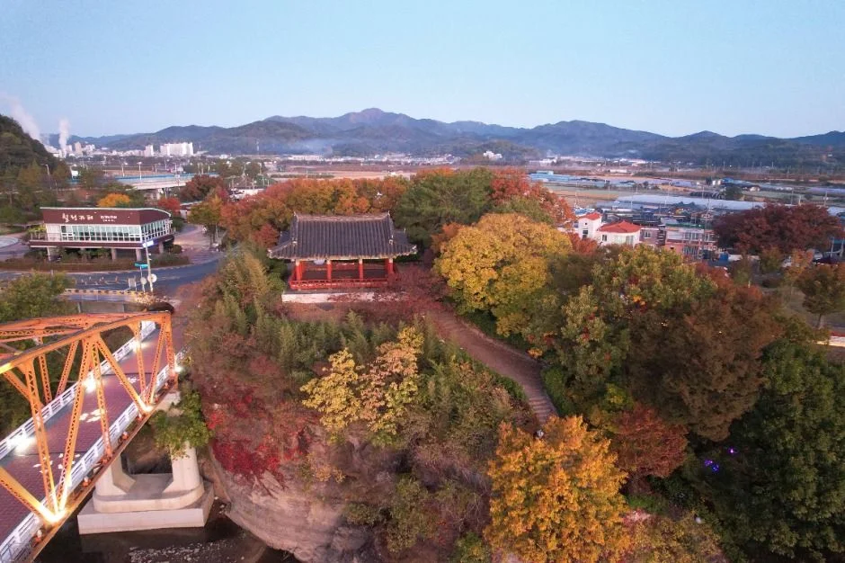 단풍 숲 위로 솟은 정암루와 주황색 철교