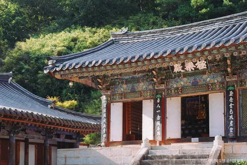 현판이 걸린 고운사 전각의 처마와 기둥