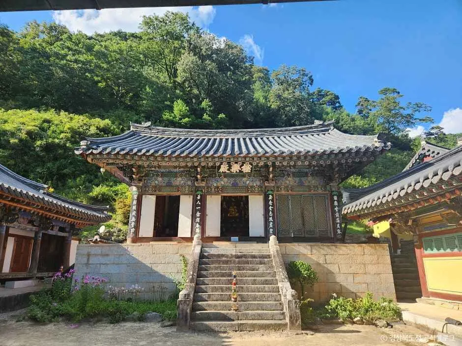 계단 위에 올라앉은 고운사의 전각 정면