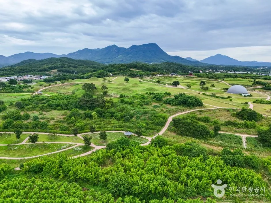 고분과 흙길 산책로, 멀리 돔 모양 구조물이 보이는 금성산 고분군