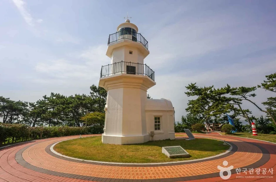 난간이 둘린 옛 울기등대와 둥글게 포장된 광장