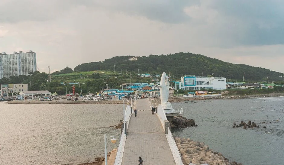 방파제 길 끝으로 슬도로 이어지는 보행로와 방어진 항 일대