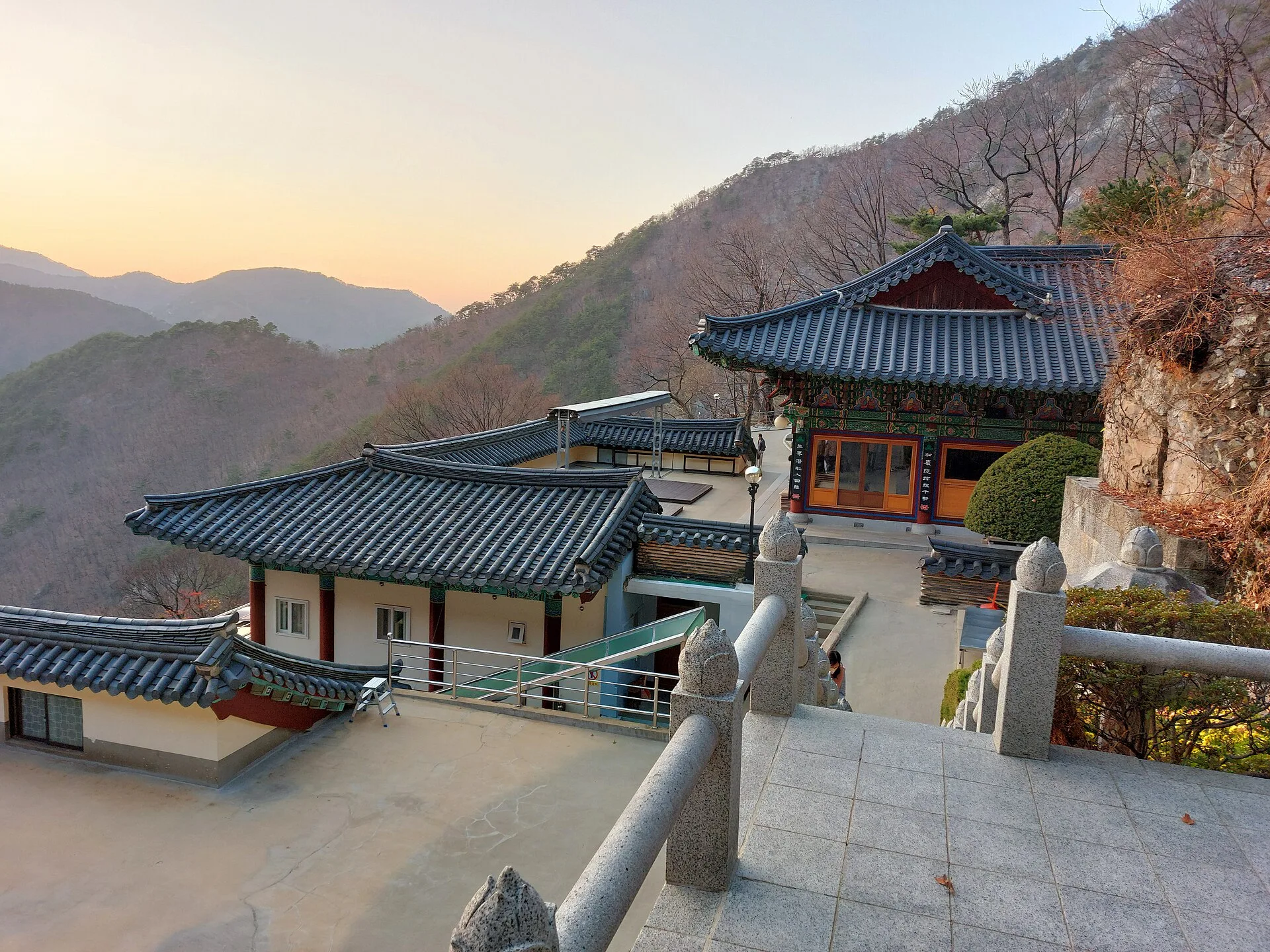 산자락 아래 전각 지붕들이 이어지고 멀리 산이 겹쳐 보이는 사리암 일대