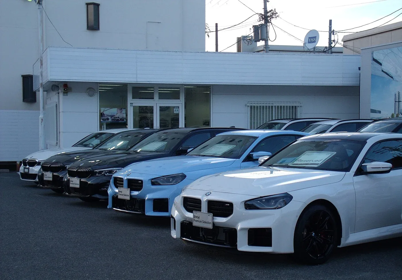 제조사 공식 인증 중고차 전시장에 BMW 차량들이 나란히 주차된 모습