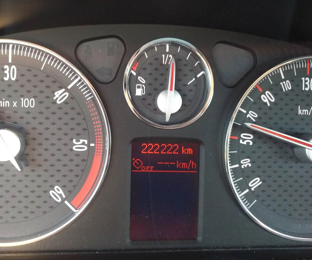 자동차 계기판에 주행거리 222,222km가 표시된 사진