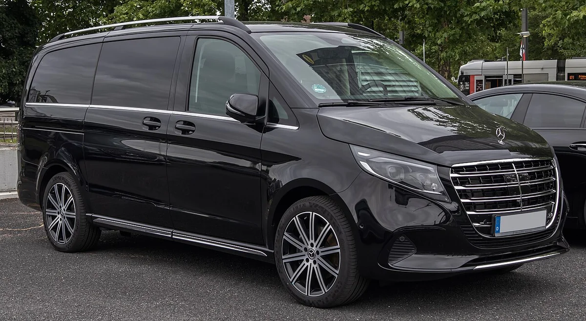 검은색 메르세데스-벤츠 V 300 d 4MATIC 익스클루시브 롱 모델의 전측면