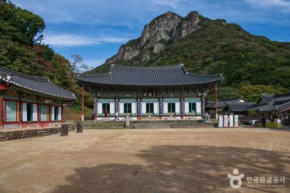 백양사 대웅전 앞마당과 그 뒤로 솟은 백학봉 암봉, 맑은 가을 하늘