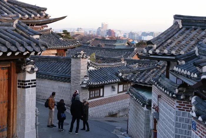 북촌 한옥 지붕과 도심 스카이라인
