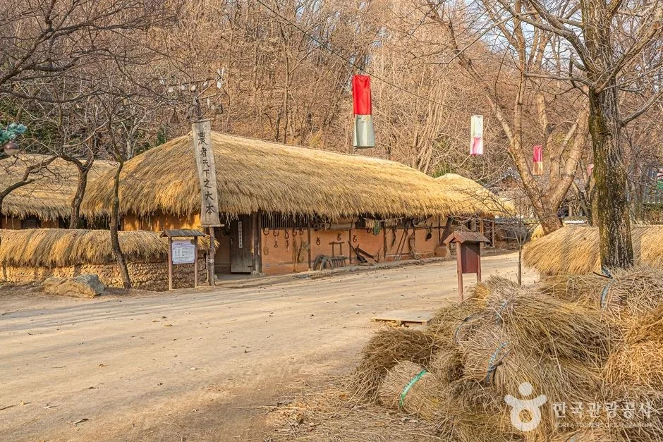 한국민속촌 초가집과 흙길