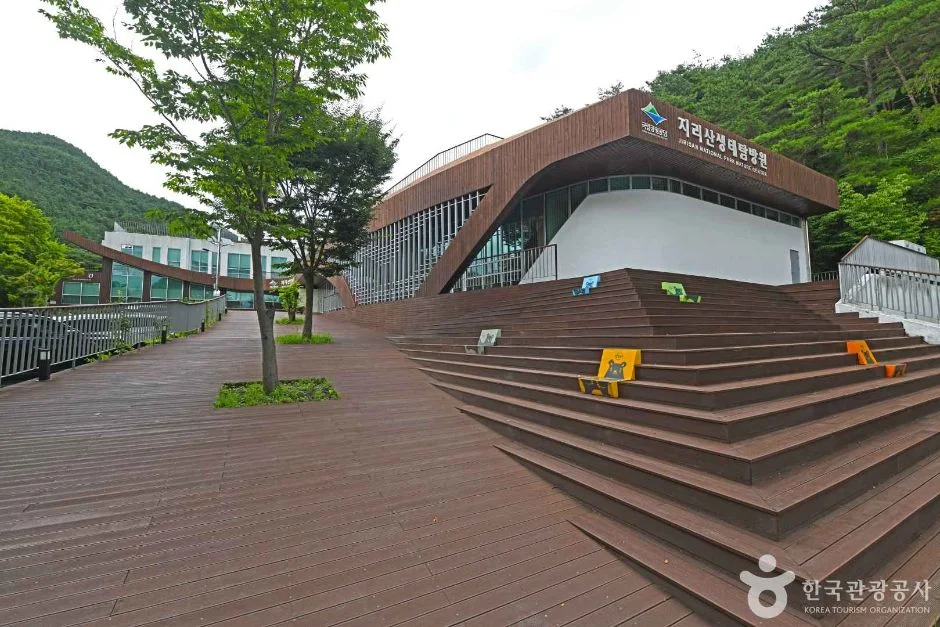 지리산생태탐방원 건물과 데크길