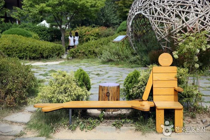 고속도로 휴게소 야외 공간, 관광 안내 표지판