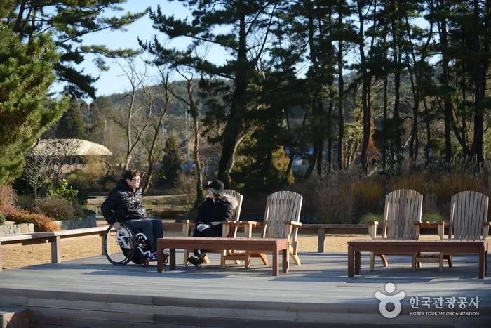 충남 태안 해안 데크 쉼터