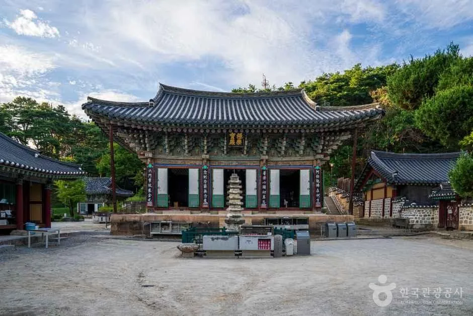 경기 여주 신륵사 대웅전 전경, 남한강변에 자리한 전통 사찰 건물과 앞마당의 모습