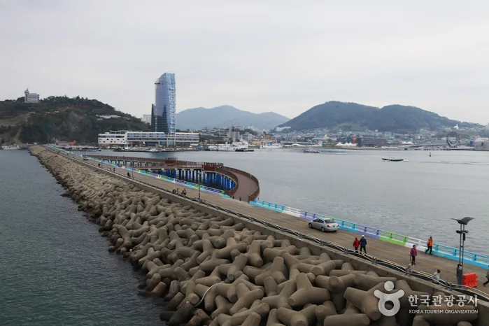 여수 해안 방파제와 도심