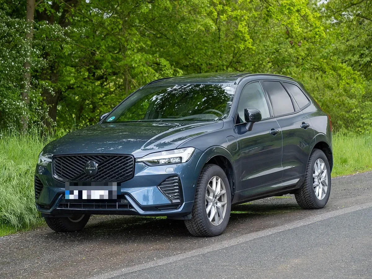 독일 도로변에 서 있는 짙은 청회색 볼보 XC60 T8 플러그인 하이브리드
