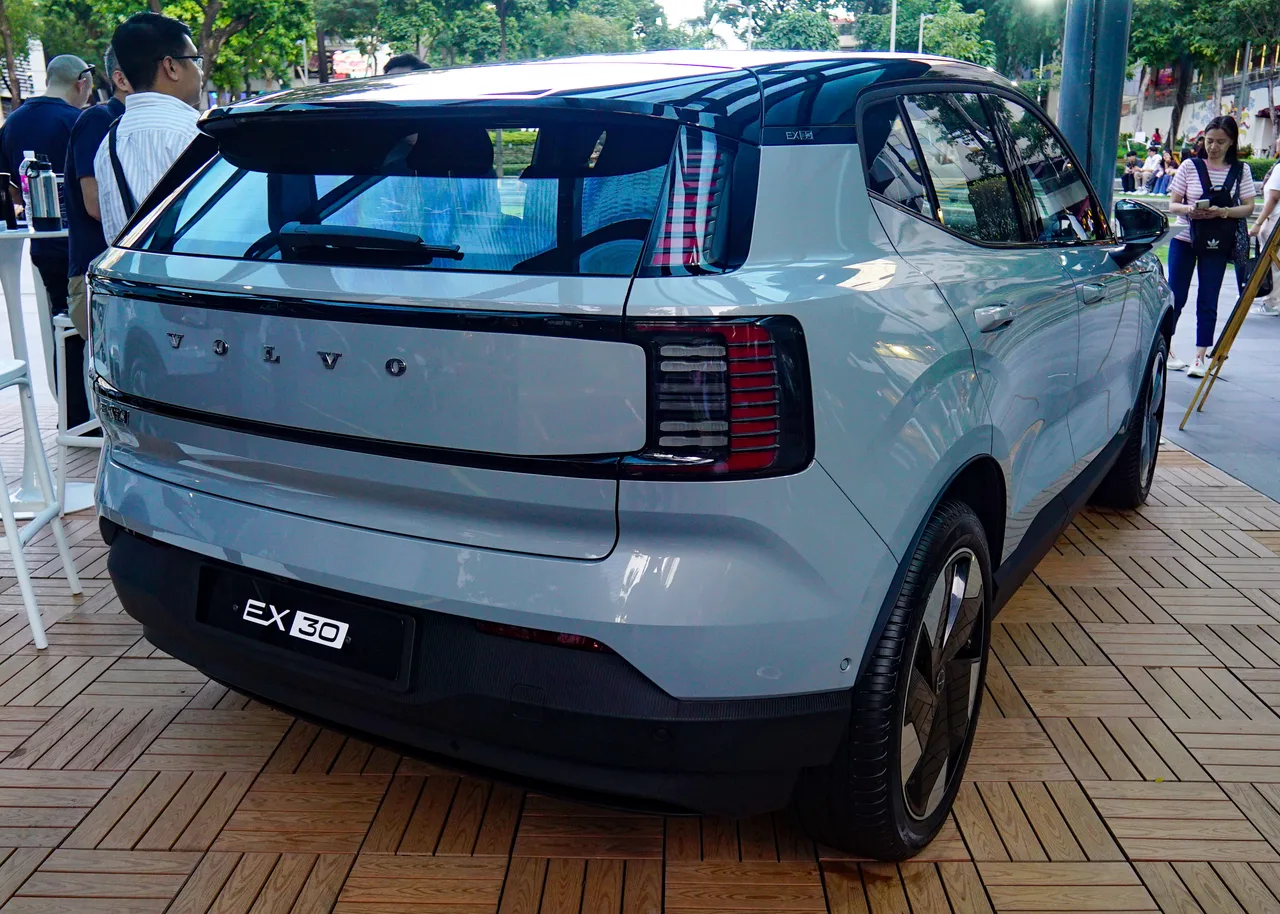 볼보 EX30 후면부, VOLVO 레터링과 세로형 테일램프가 보인다