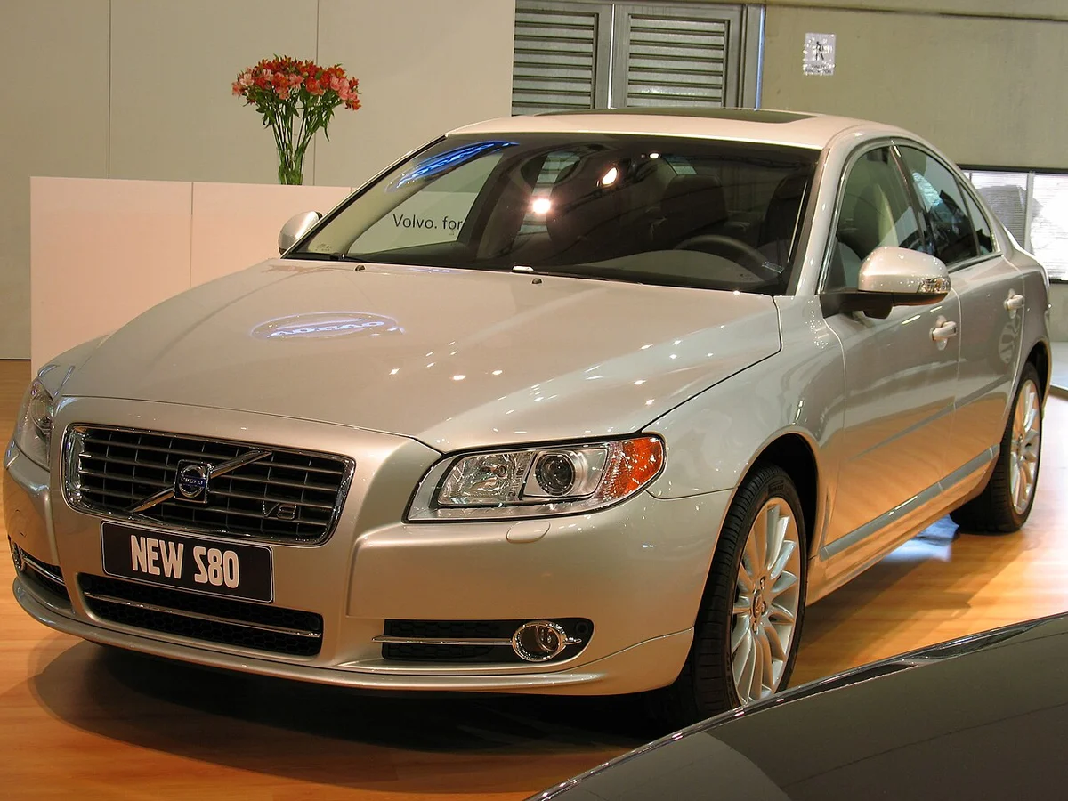은색 볼보 S80 V8 전면, 전시장에 놓여 있다