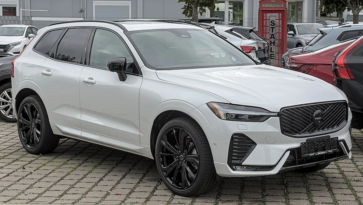 흰색 볼보 XC60 전측면, 주차장에 서 있다
