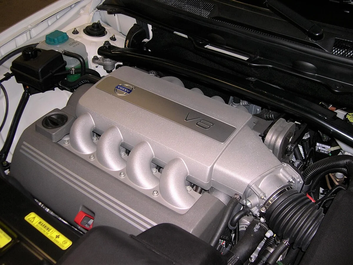 볼보 XC90 엔진룸 안의 4.4L V8 엔진, 은색 흡기 매니폴드에 V8 표시가 보인다
