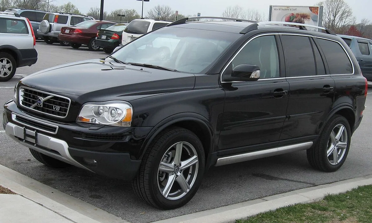 검은색 볼보 XC90 V8 전측면, 주차장에 서 있다