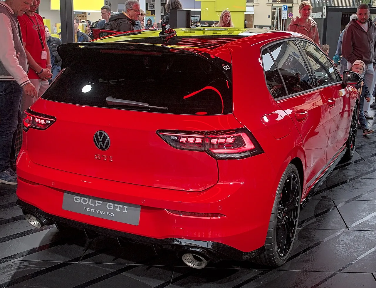 자동차 전시장에 전시된 빨간색 폭스바겐 골프 GTI 에디션 50의 후면 모습, GOLF GTI EDITION 50 번호판과 듀얼 머플러가 보인다