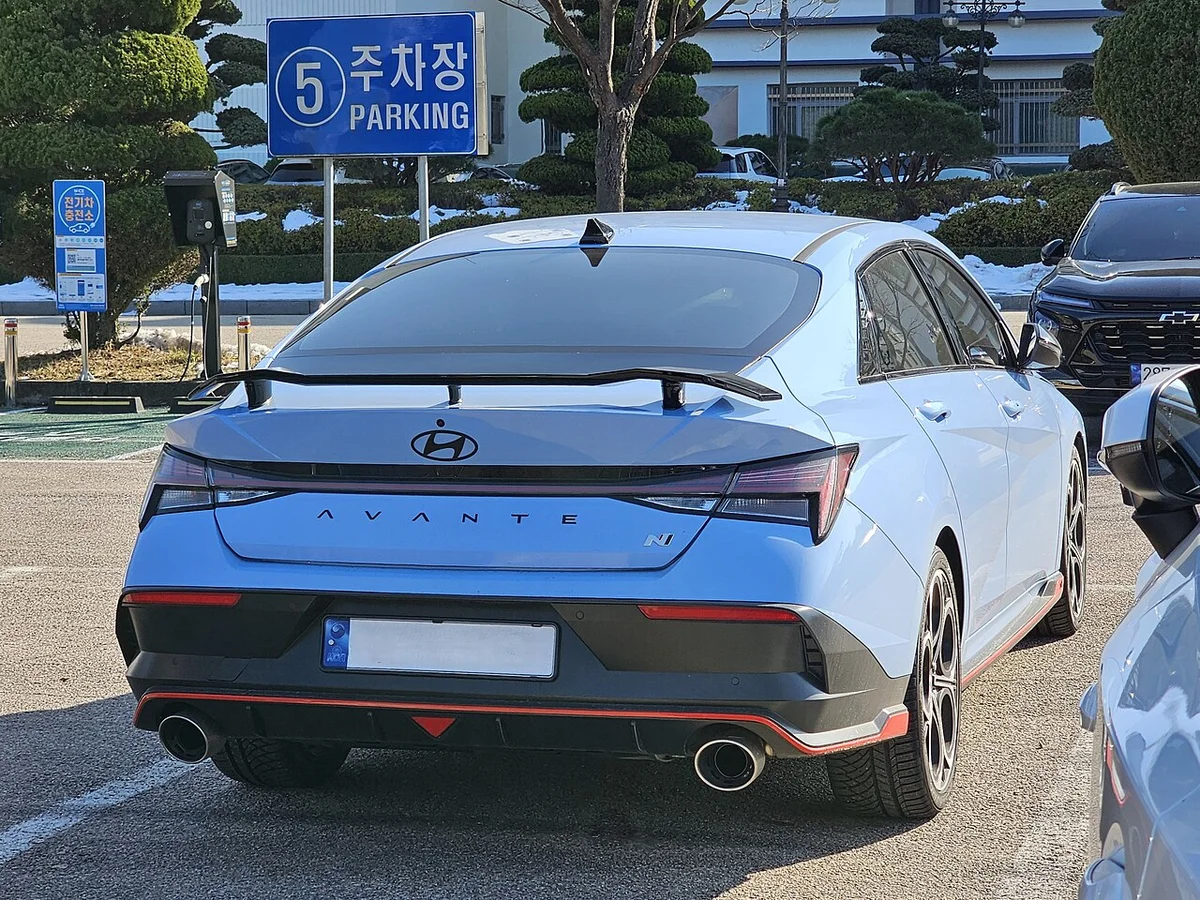 푸른 현대 아반떼 N의 후면, 대형 리어 스포일러와 듀얼 배기구가 보인다