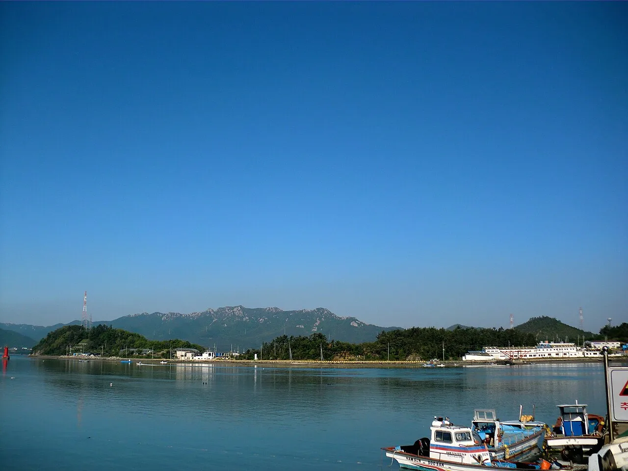 완도 인근 항구에 정박한 어선들과 뒤로 보이는 산줄기