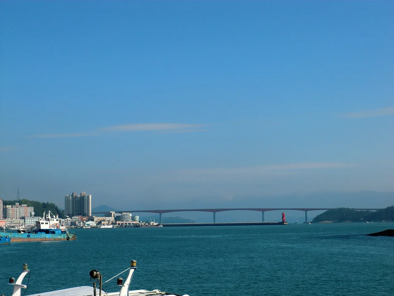 완도항 방향에서 바라본 신지대교. 완도와 신지도를 잇는 낮은 형태의 교량