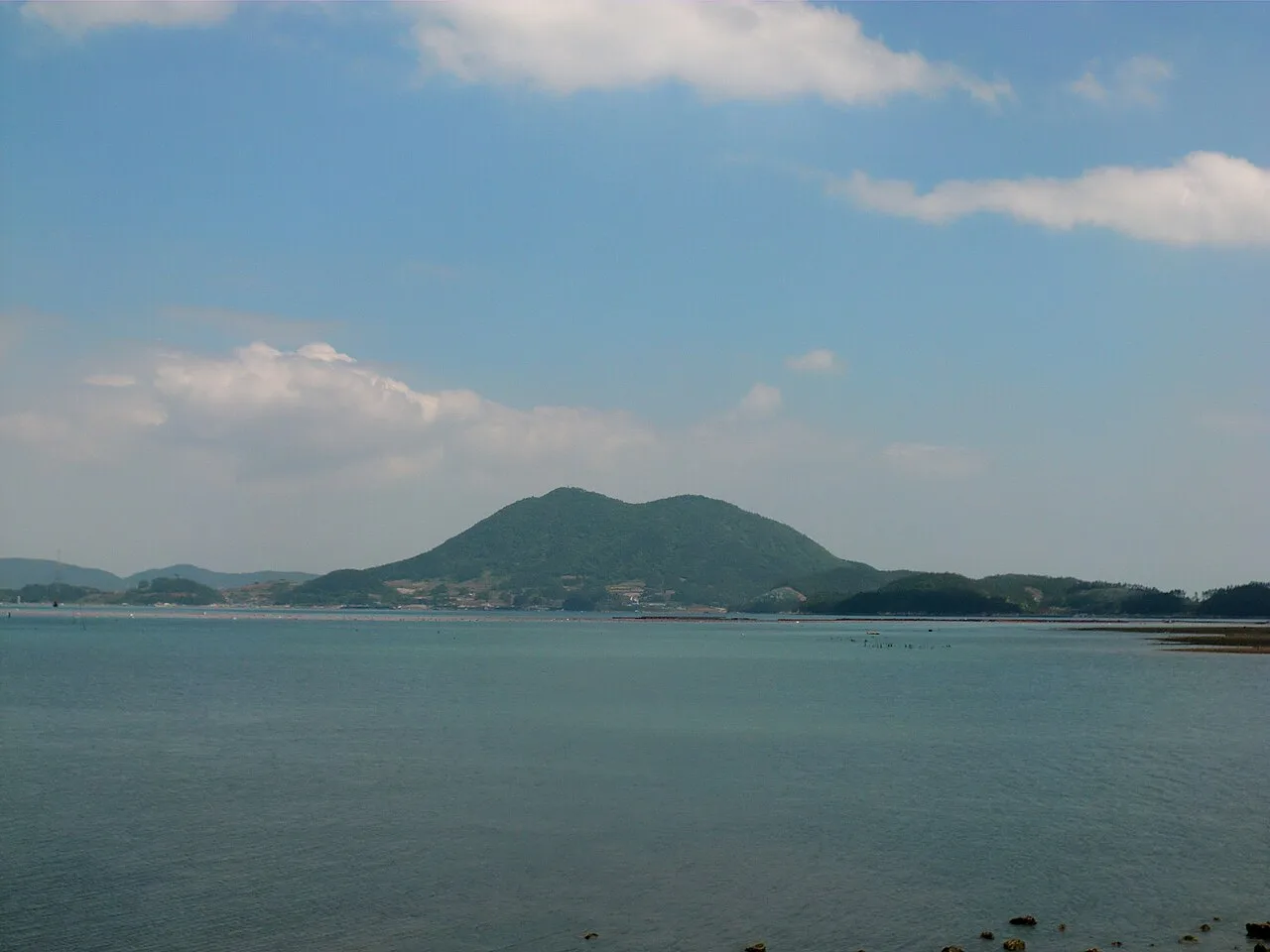 완도군 장보고기념관 인근에서 바라본 신지도 방향 바다와 산 전경
