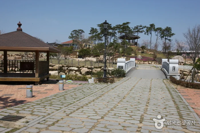 돌길과 정자, 소나무가 있는 월출산 기찬랜드 산책로