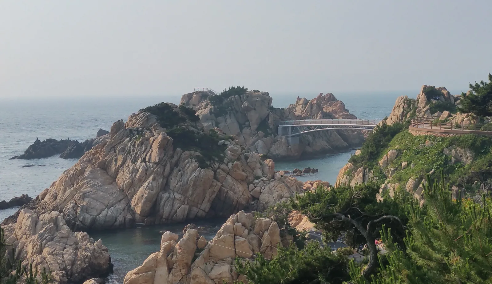 울산 대왕암공원의 기암과 출렁다리 전경