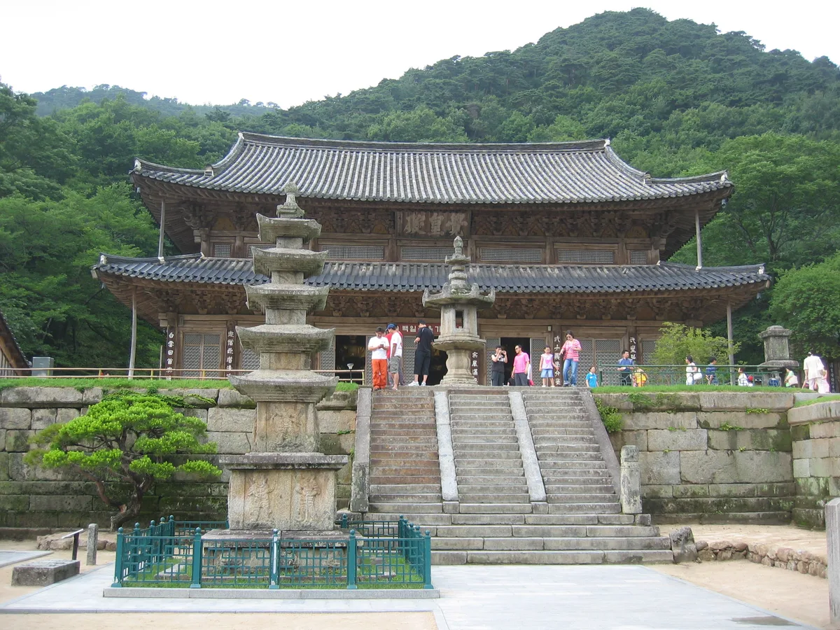 지리산 화엄사 각황전 앞 석탑과 계단, 뒤편으로 숲이 우거진 산