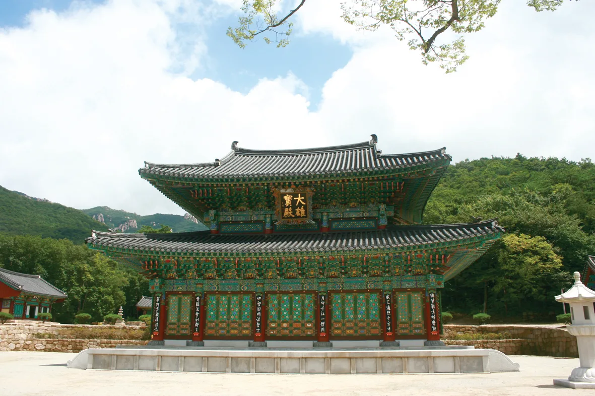 영암 도갑사 대웅보전, 화려한 단청의 팔작지붕 목조 전각과 앞마당