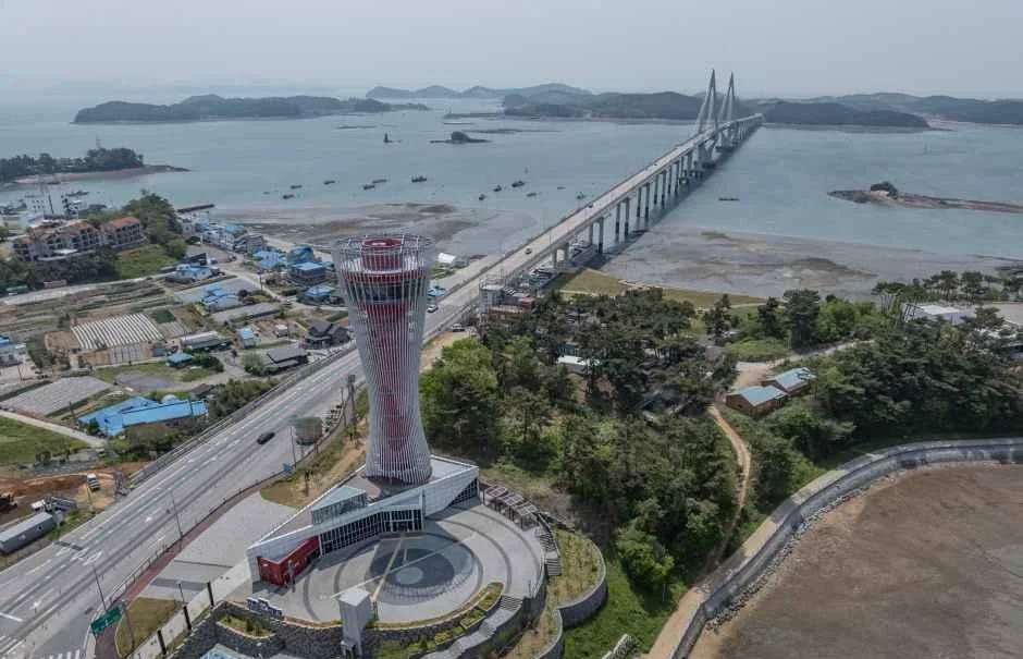 원산안면대교와 영목항 전망대를 내려다본 항공 사진