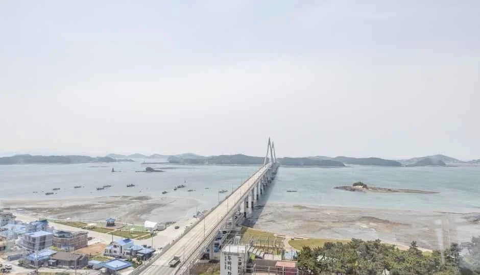 전망대에서 바라본 원산안면대교와 서해의 섬들