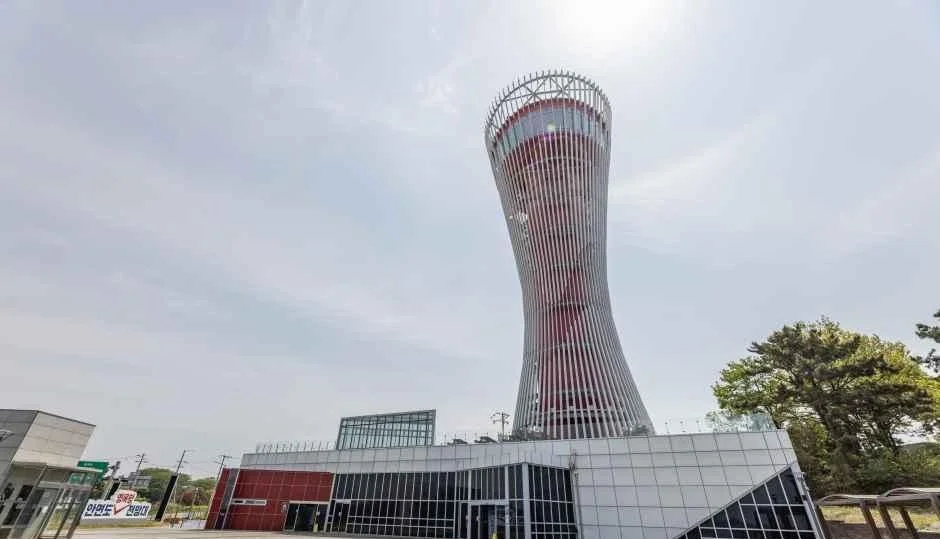 나선형으로 비틀린 영목항 전망대 건물 외관