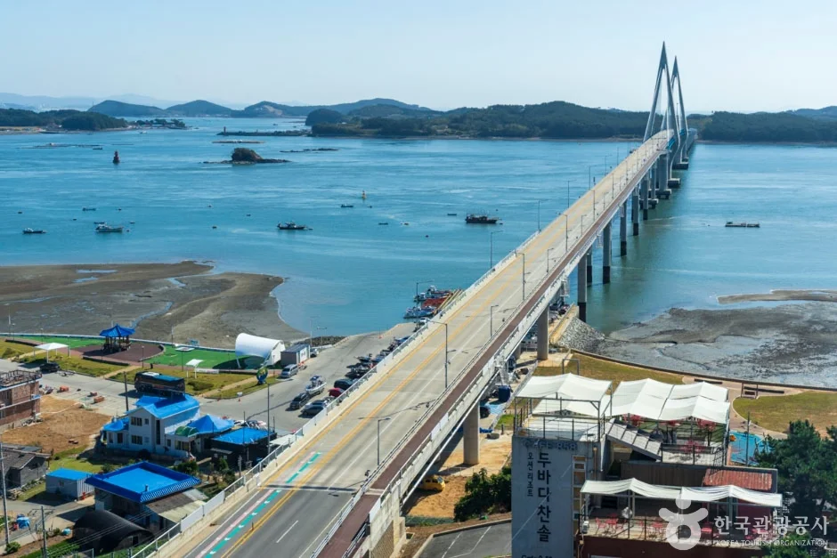 영목항 위로 이어지는 대교와 항구 주변 건물을 내려다본 모습